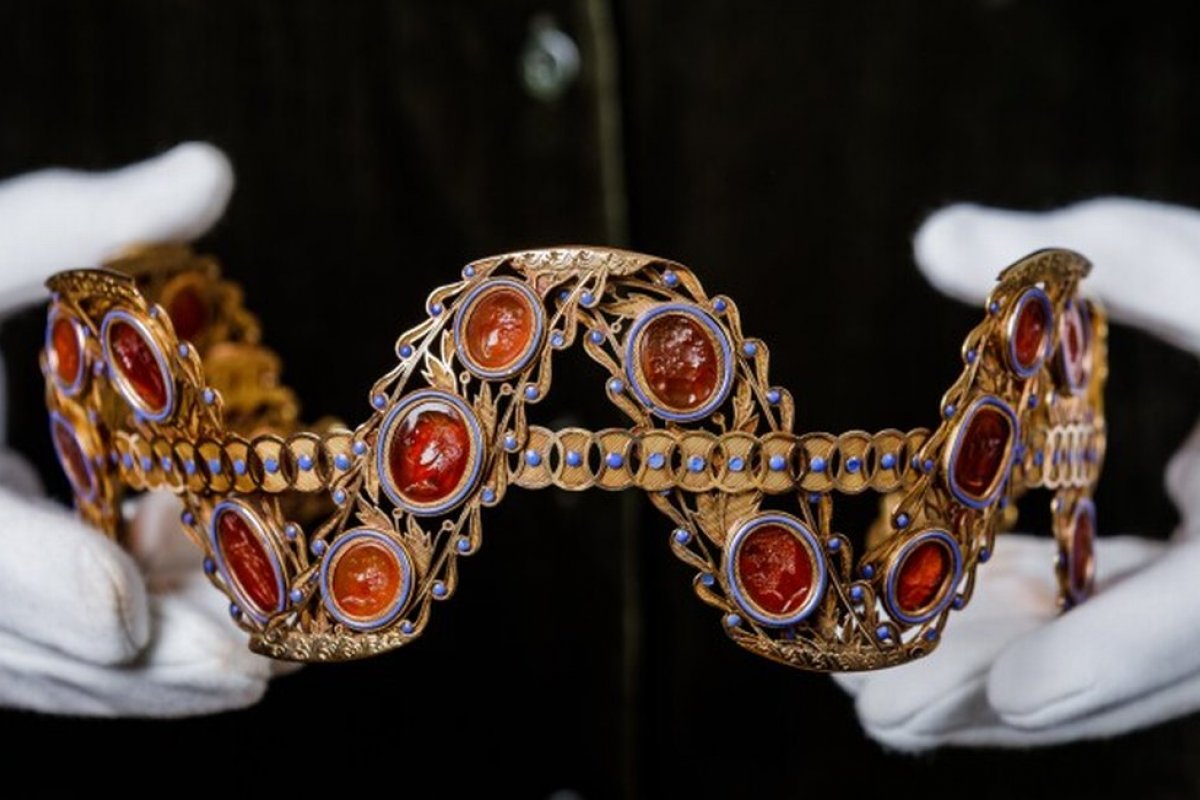 Tiaras da imperatriz Josefina, mulher de Napoleão Bonaparte, vão a leilão por R$ 3,8 milhões