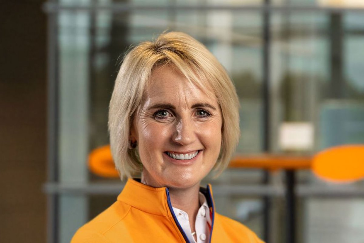 McLaren contrata neozelandesa como primeira mulher a pilotar um carro da equipe