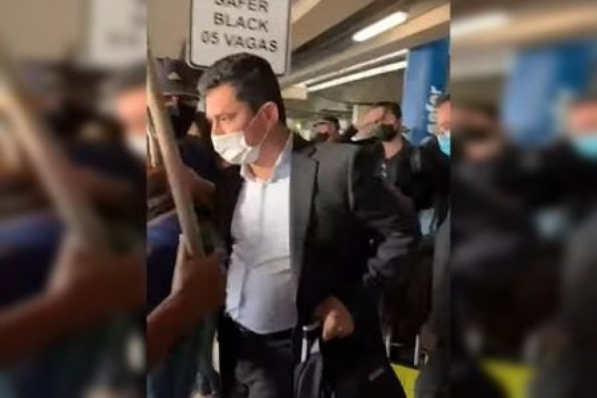 Moro é recebido por manifestantes ao desembarcar em Brasília
