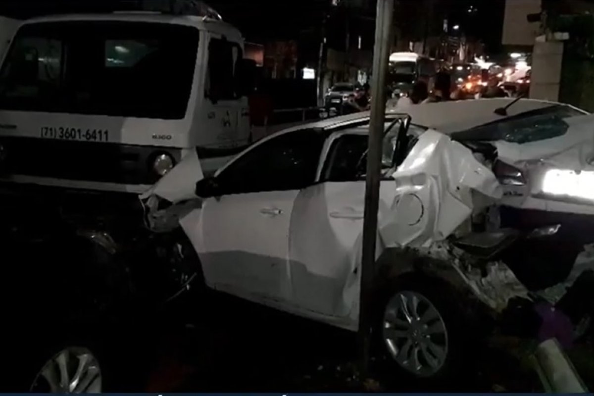 Sete veículos colidem e deixam três pessoas feridas em Candeias, na região metropolitana de Salvador