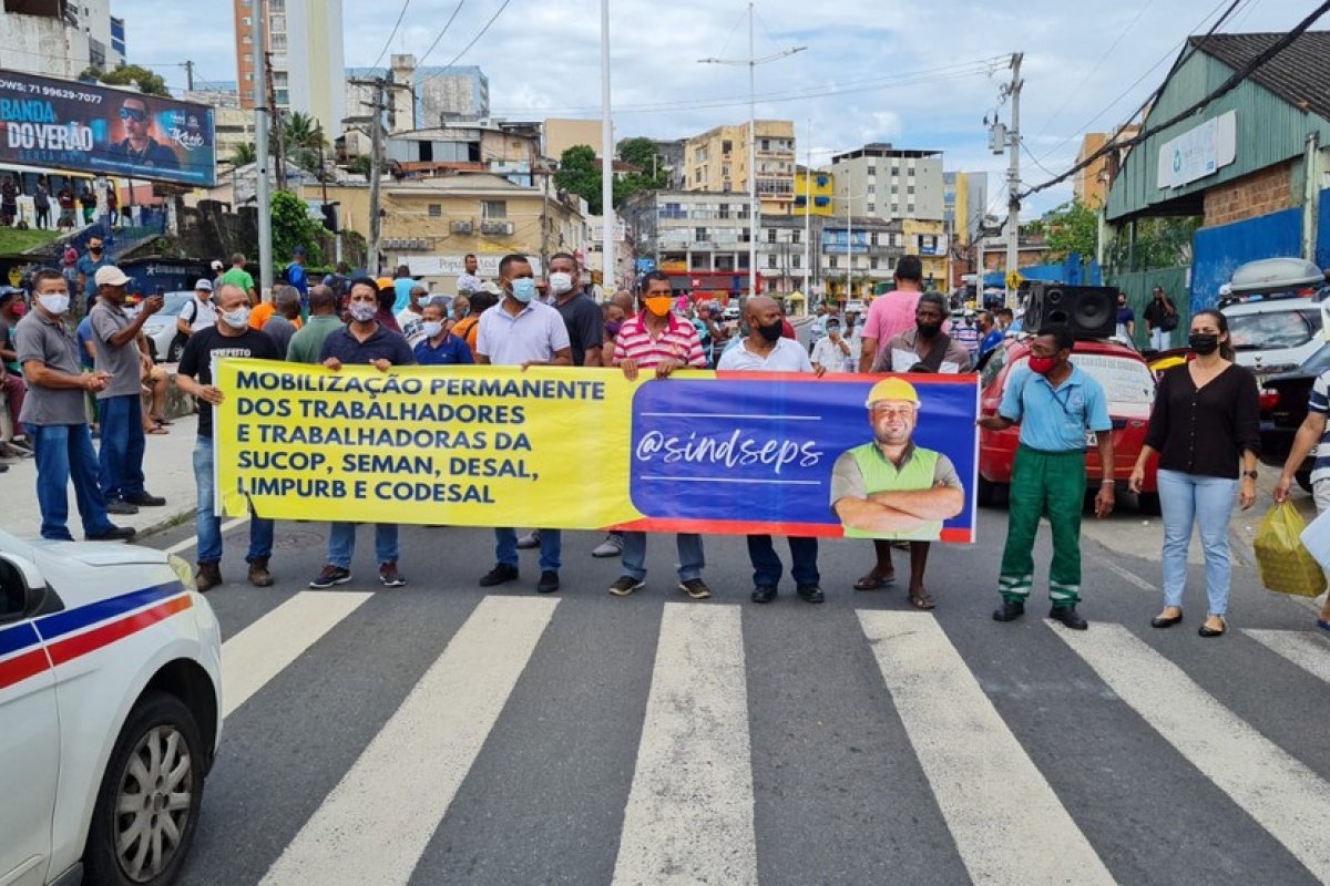 Servidores municipais realizam protesto na região da Sete Portas, em Salvador