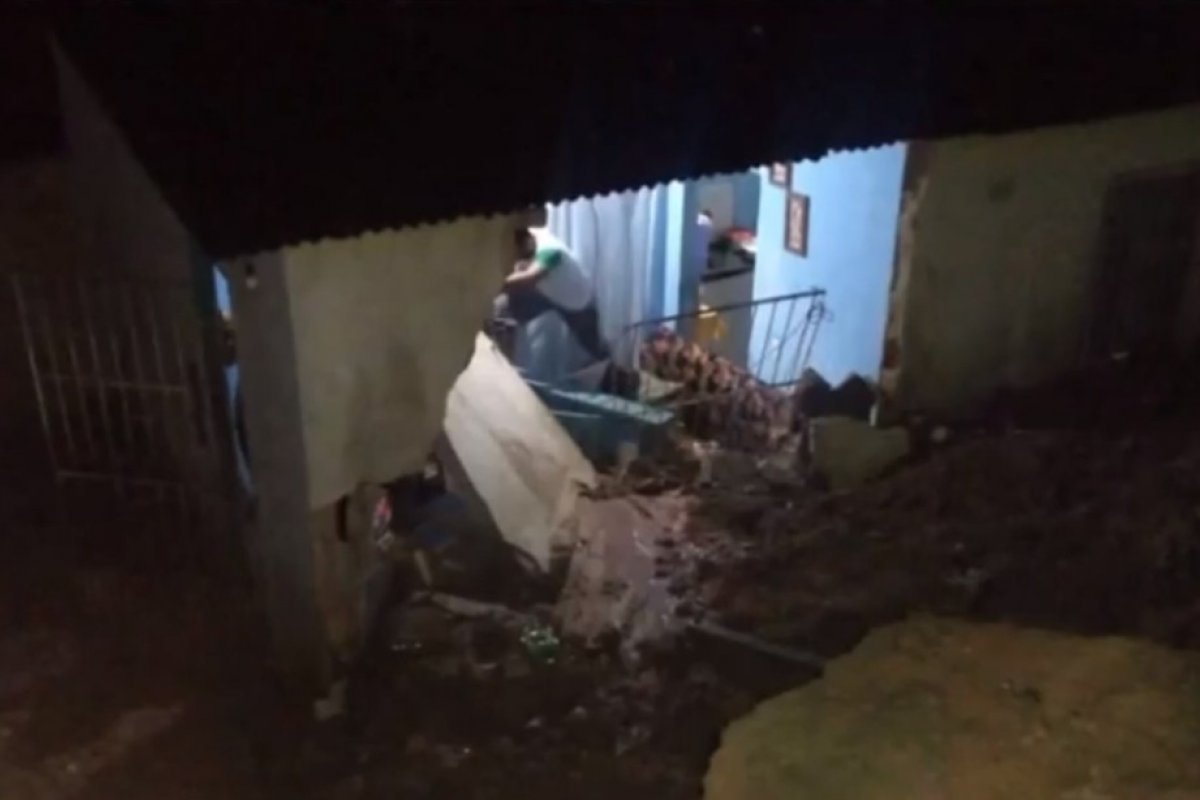 Chuva forte provoca desabamento de imóvel em Itamaraju, no sul da Bahia