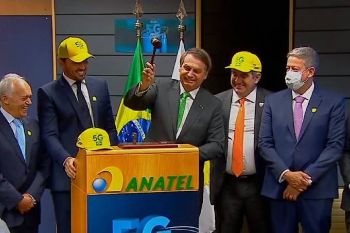 Bolsonaro, ministro das Comunicações e presidente da Anatel participam de abertura do leilão do 5G