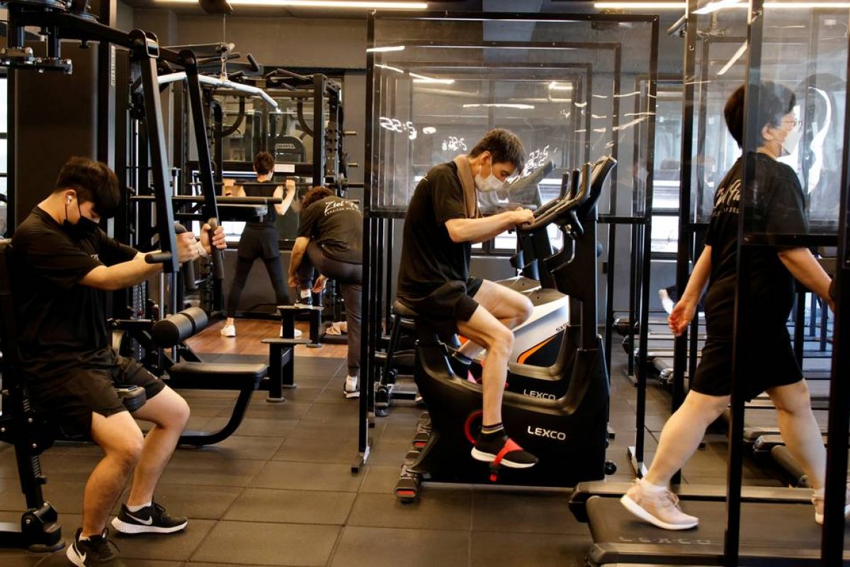Novo estudo aponta que andar ou correr antes da musculação pode ampliar os efeitos da série anaeróbica