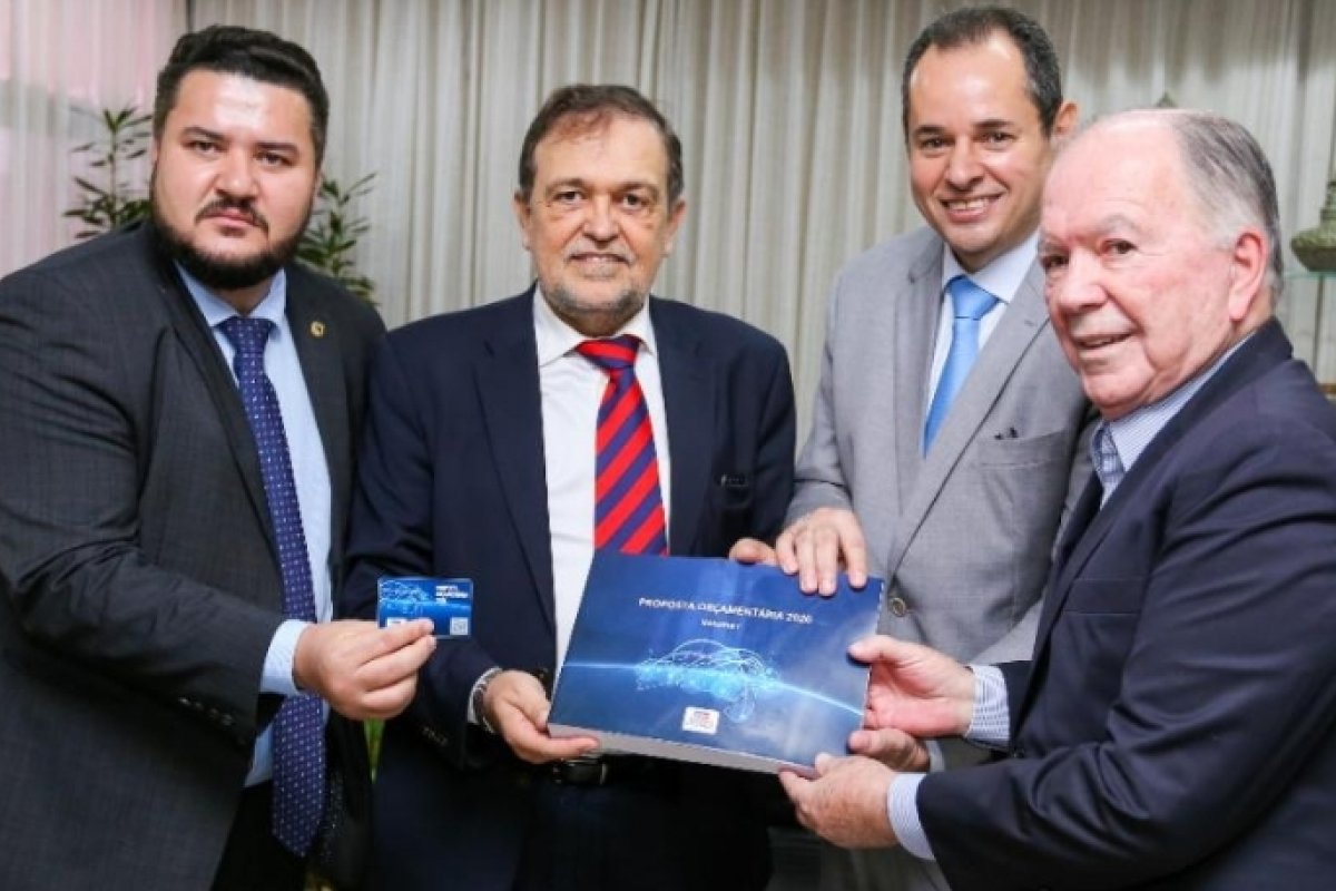 Secretário de Planejamento do Estado, Walter Pinheiro realiza entrega do PPA na Alba