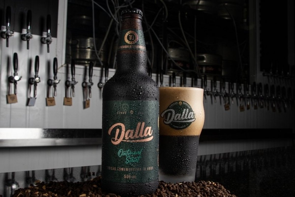 Cervejaria lança Oatmeal Stout premiada que leva 10 maltes diferentes para celebrar uma década