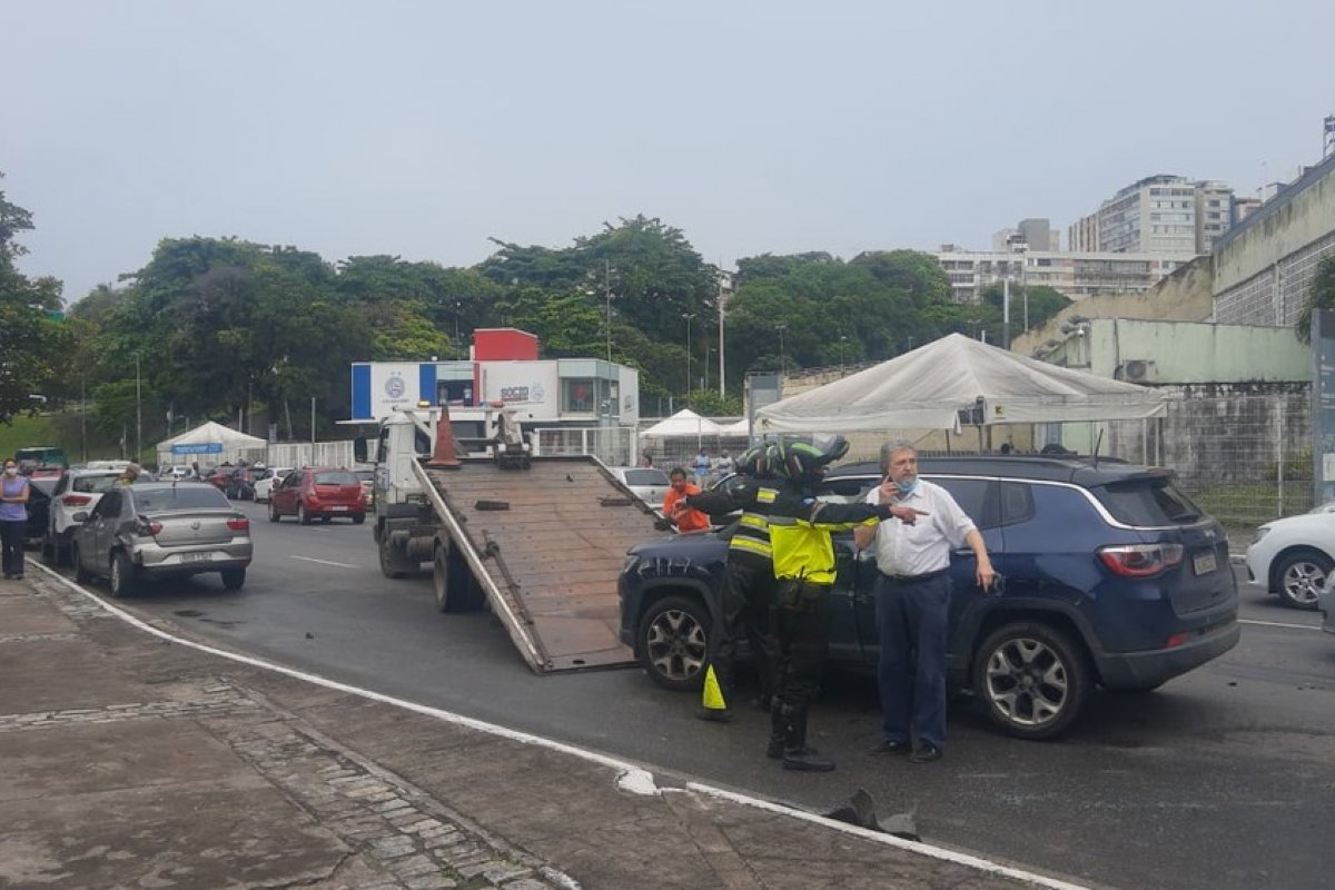 Carro de luxo capota e deixa trânsito congestionado na região de Nazaré, em Salvador