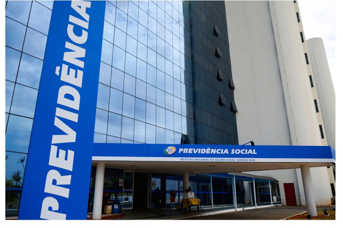 Governo troca presidente do INSS