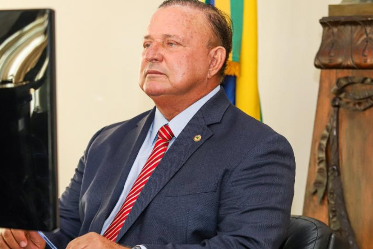 Adolfo Menezes reassume presidência da AL-BA