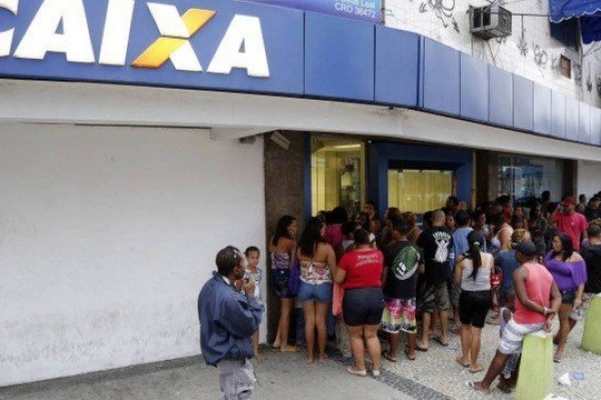 Devido às filas, governo avalia aumentar orçamento do Bolsa Família