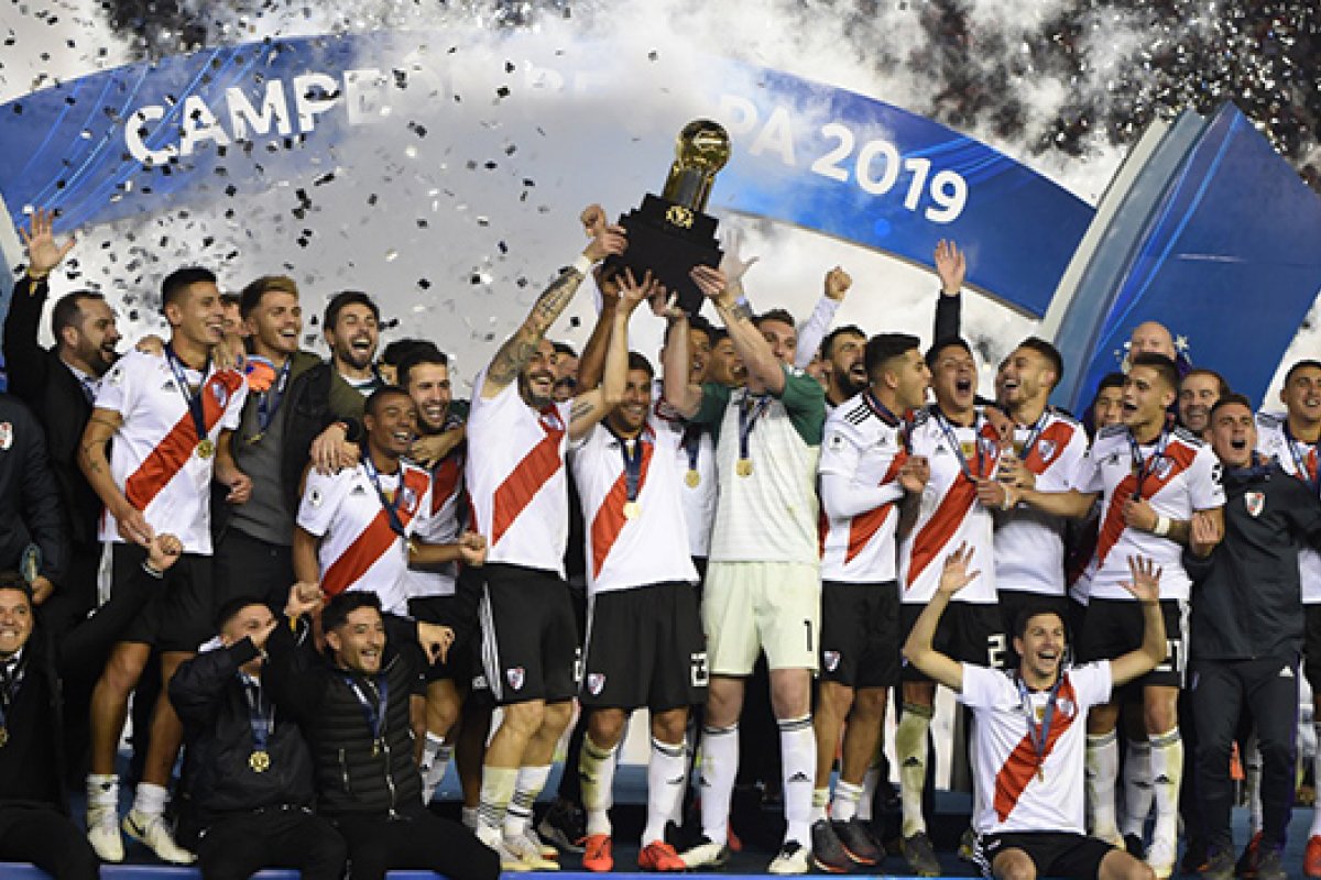 Com dois gols nos minutos finais, River vence Athletico-PR e conquista Recopa