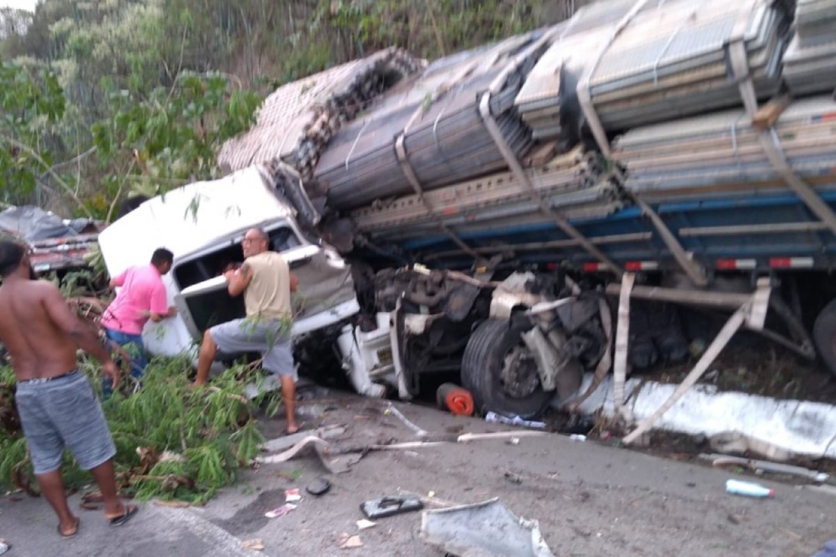 Acidente com nove veículos deixa mortos e feridos em rodovia no interior da Bahia