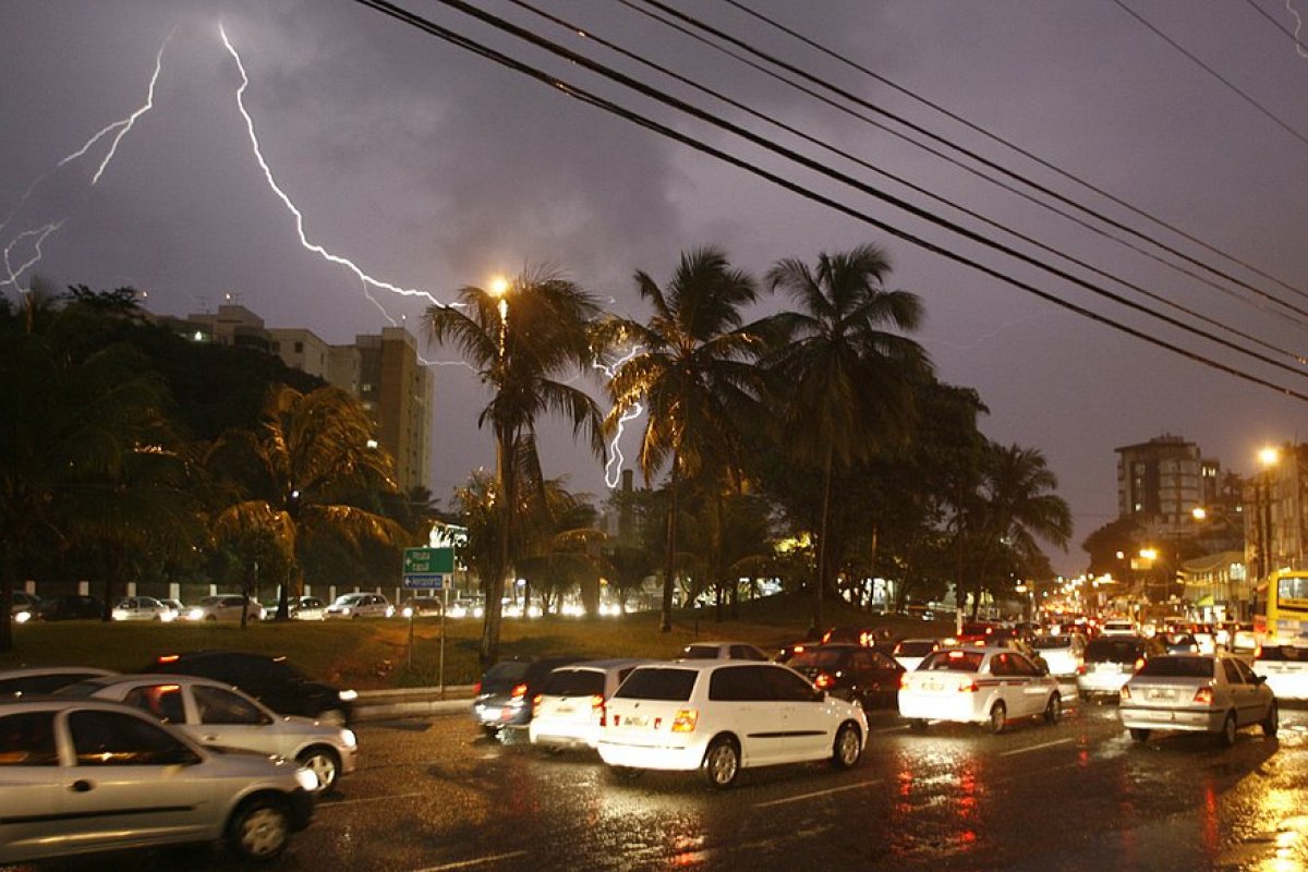 Salvador registra raios e trovões na madrugada de sábado (6); previsão é de final de semana chuvoso