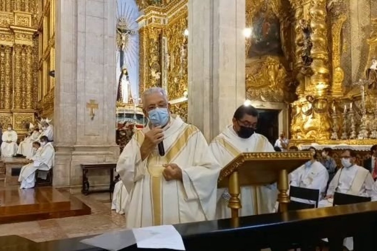 Pároco da Catedral de Salvador lamenta morte de Marília Mendonça durante missa