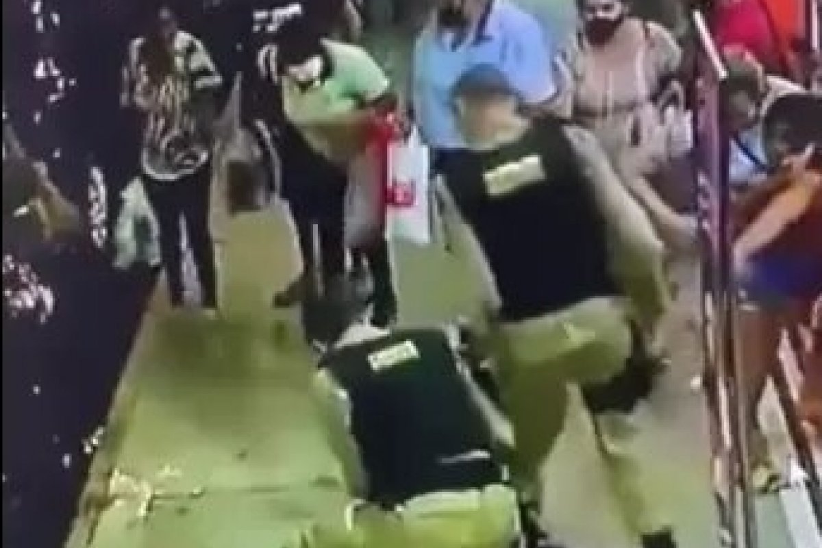 Vídeo: mulher com criança no colo é imobilizada por policial militar, em Itabira (MG)