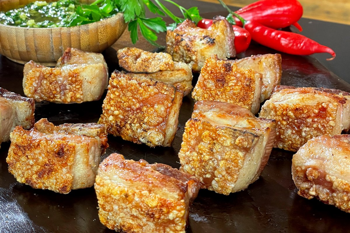 Para o domingão, Panceta Pururuca em Cubos e molho Salsalho