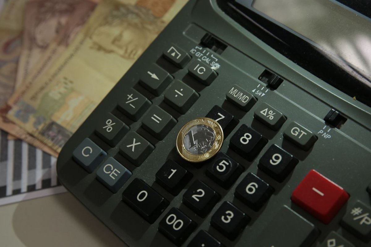 74,6% das famílias brasileiras têm dívidas a vencer, aponta pesquisa da CNC