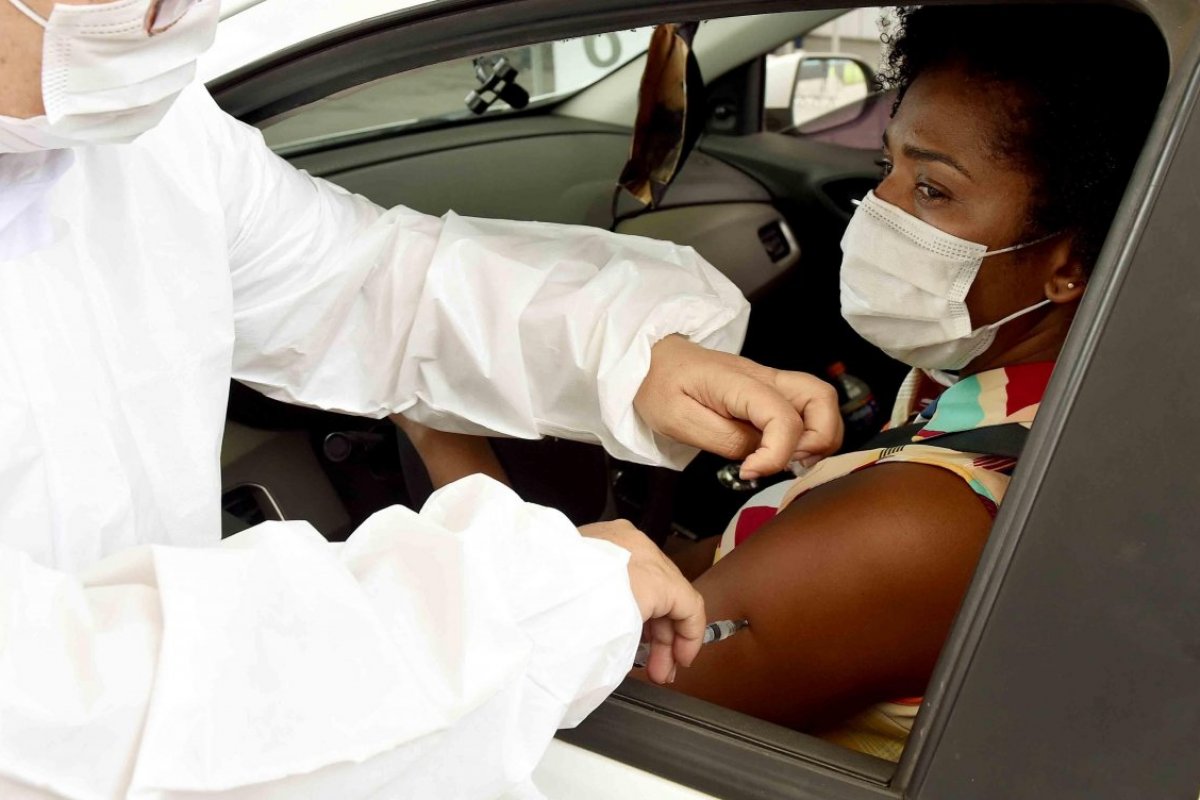 Mais de 600 mil baianos entre 70 e 79 anos já receberam a 2ª dose da vacina contra covid-19