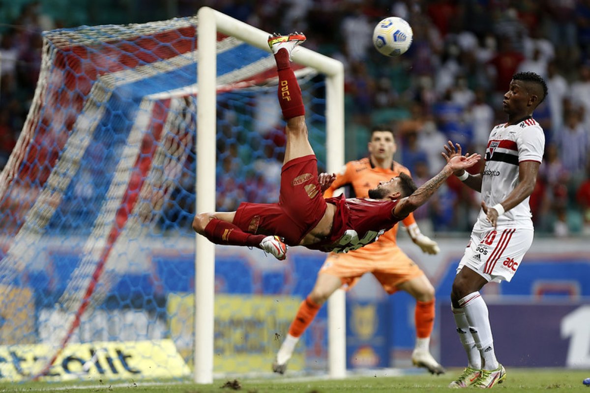 Vídeo: Com golaço de Rossi, Bahia bate São Paulo e se distancia da zona de rebaixamento