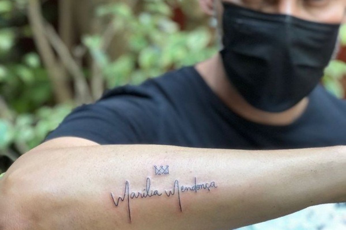 Para sempre! Maquiador de Marília Mendonça tatua nome da cantora no braço