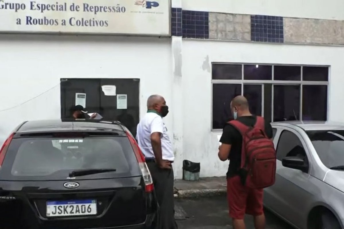 Dupla armada assalta cerca de 50 passageiros de ônibus em Salvador