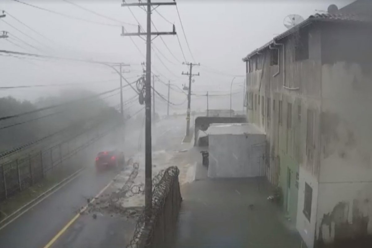 Forte chuva provoca queda de muro em Camaçari, na RMS