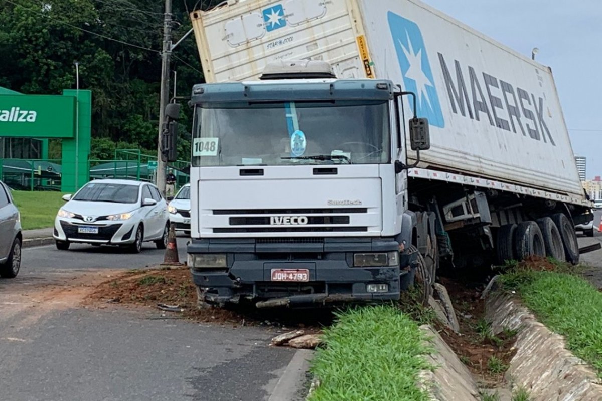Motorista perde controle da direção e caminhão invade canteiro na BR-324 em Salvador