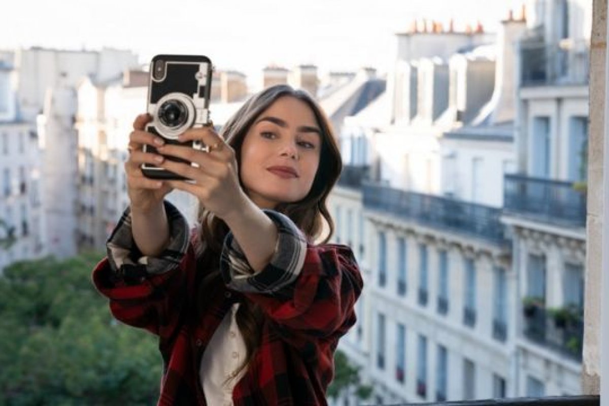 Peças de Emily in Paris serão colocadas à venda com estreia da nova temporada
