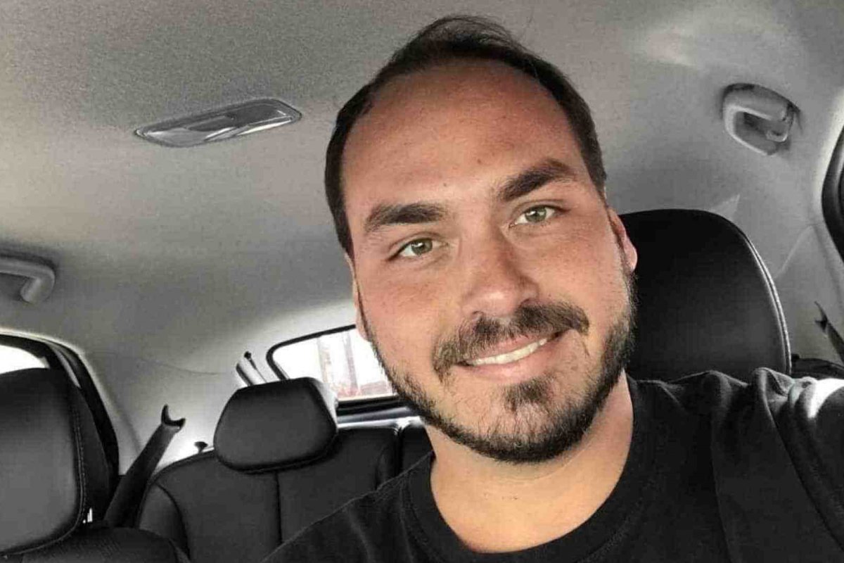 Carlos Bolsonaro tem publicação contra Lula removida por Fake News