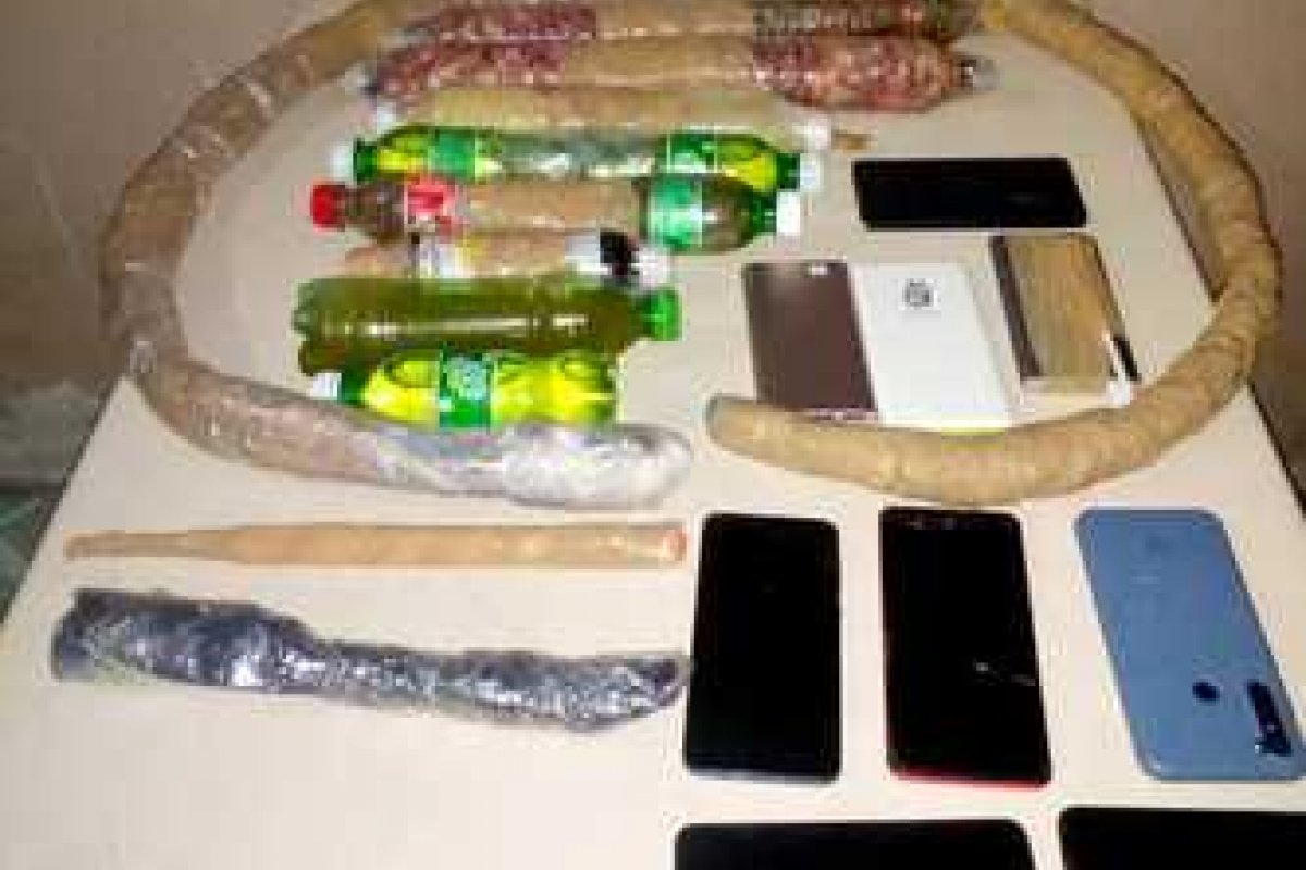 Policiais impedem arremesso de celulares para o Complexo Penitenciário de Mata Escura, em Salvador