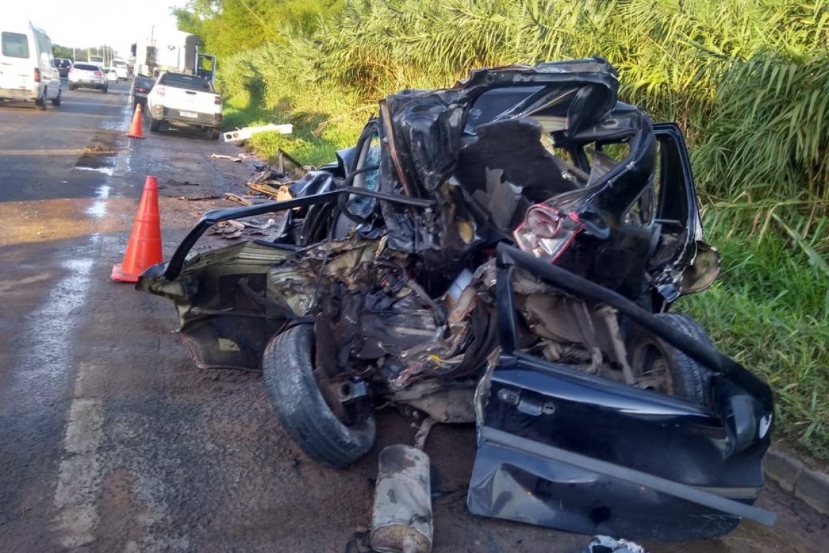 Três pessoas ficam feridas em engavetamento entre cinco veículos na BR-324