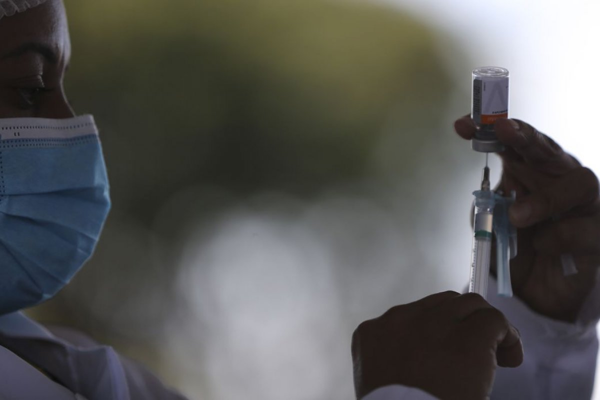 Salvador aplica 1ª, 2ª e 3ª dose da vacina contra Covid-19 nesta terça (9)