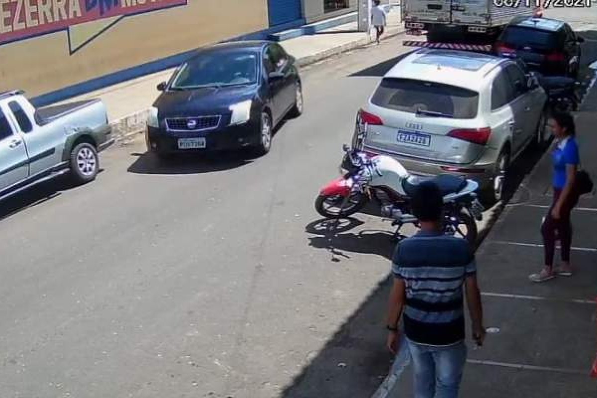 PM fardado é imobilizado e assaltado em plena luz do dia