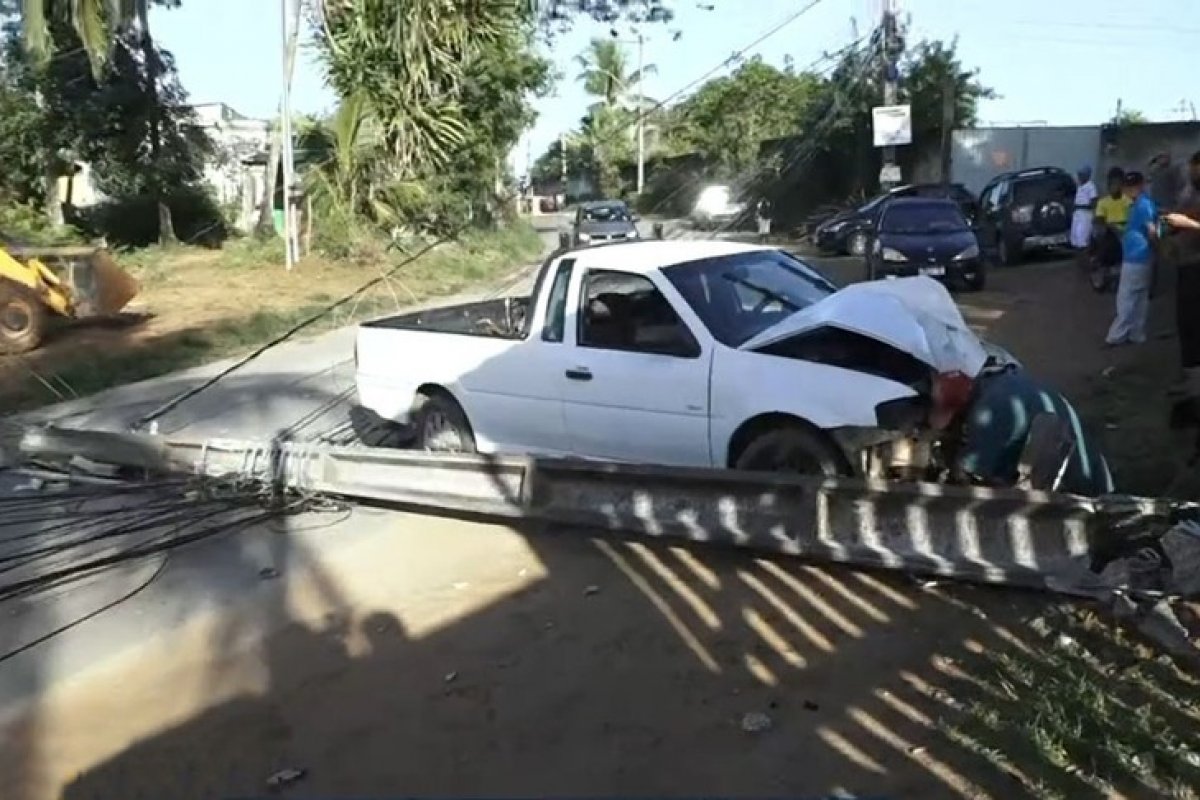 Motorista perde controle de caminhonete, bate e derruba poste, em Lauro de Freitas