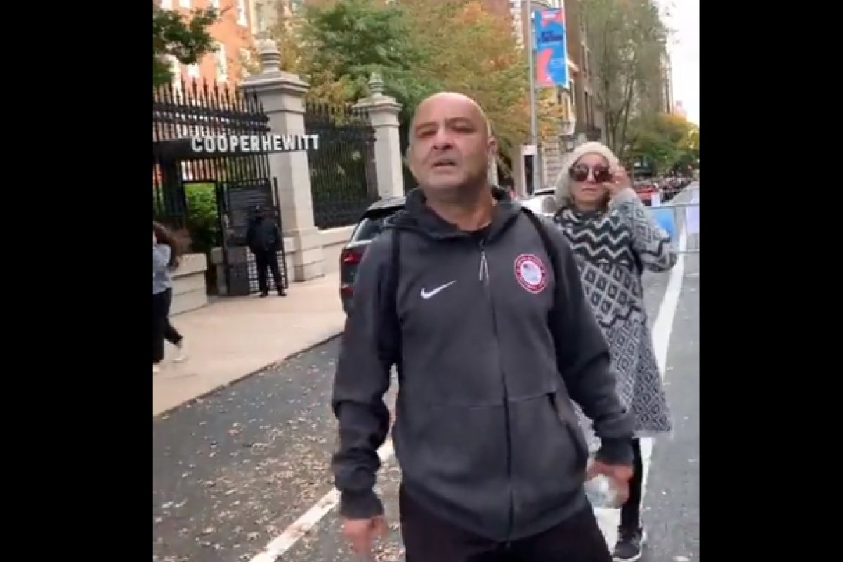 Repórter da Globo é hostilizado por casal brasileiro nos Estados Unidos