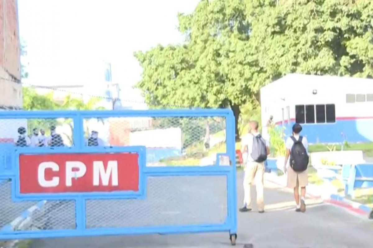 Colégio da PM retoma aulas presenciais após 14 dias de suspensão por casos de Covid-19