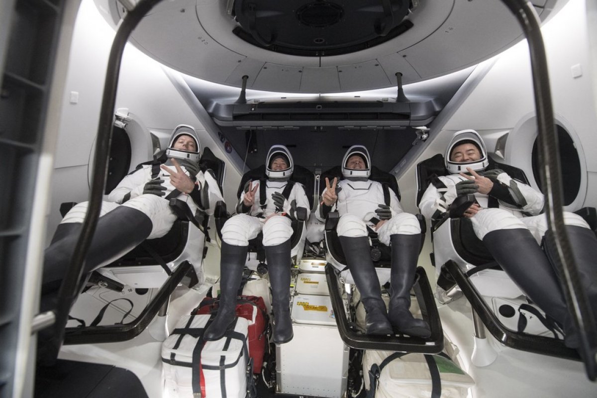 Após 6 meses na ISS, cápsula com 4 astronautas pousa na costa da Flórida