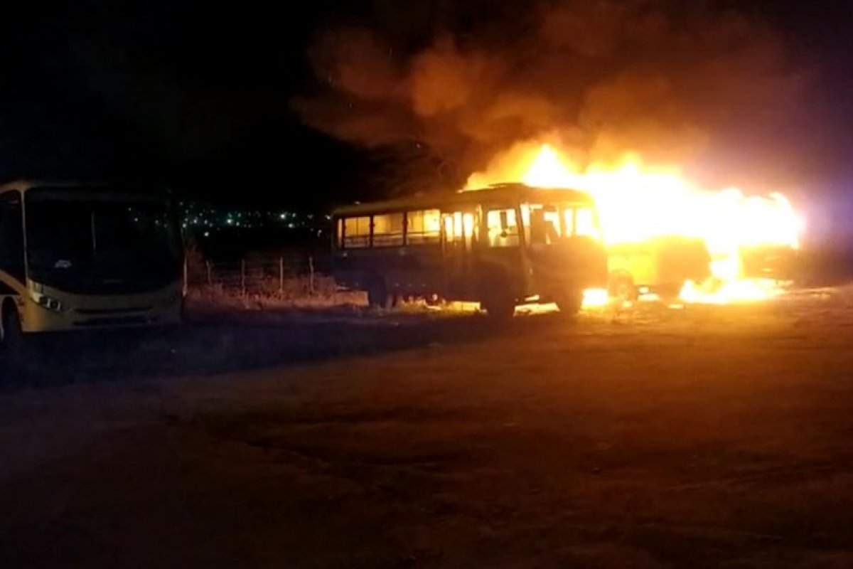 Ônibus escolares pegam fogo em garagem de prefeitura de Monte Santo, na Bahia