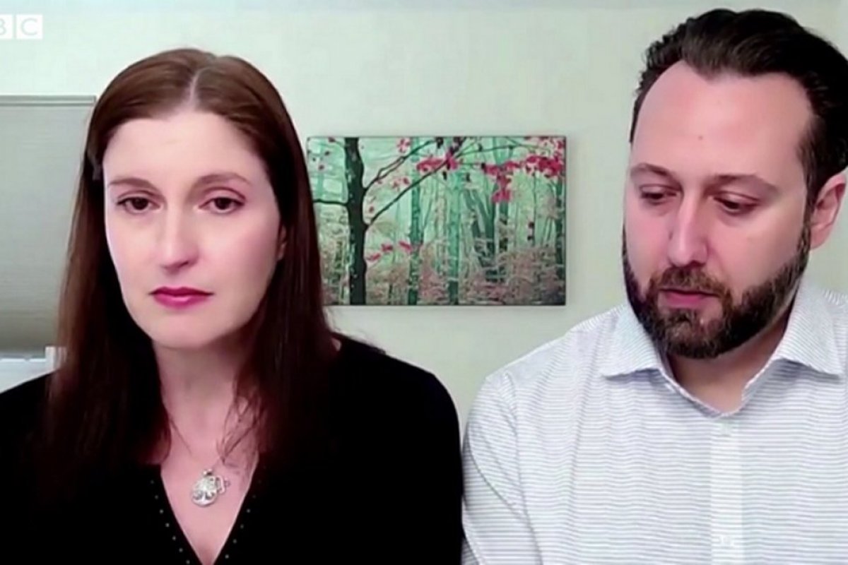 Clínica comete erro de fertilização e mulher dá à luz bebê de outra família