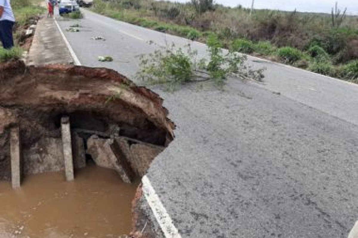 Chuva faz asfalto ceder e rompe tubulação em Santaluz, interior da Bahia