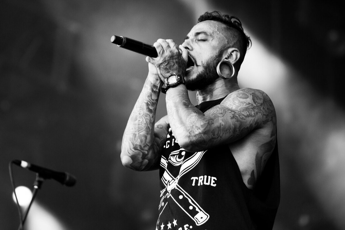 John Wayne organiza show memorial para ex-vocalista, vítima da Covid-19