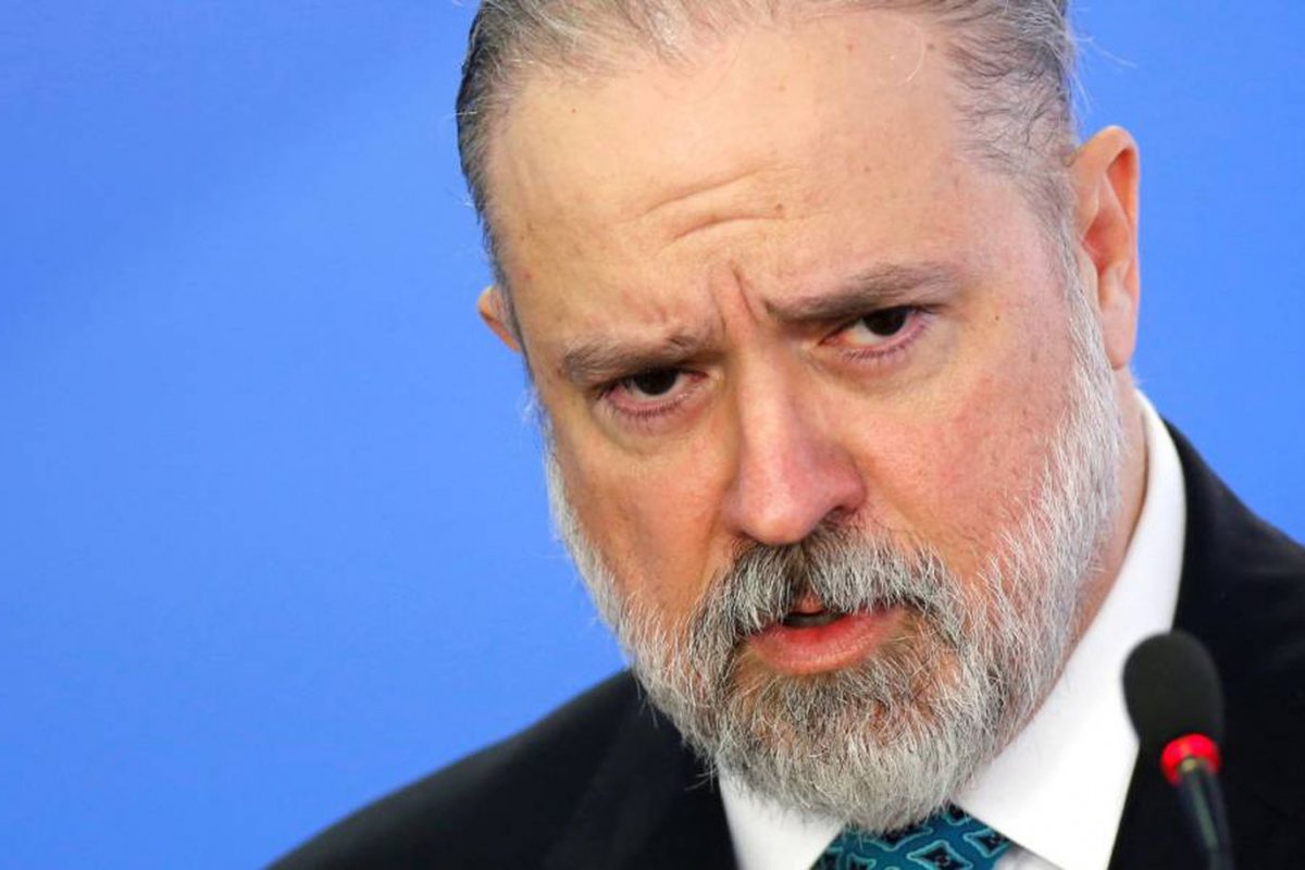 Aras quer “verdade real” sobre facada de Bolsonaro