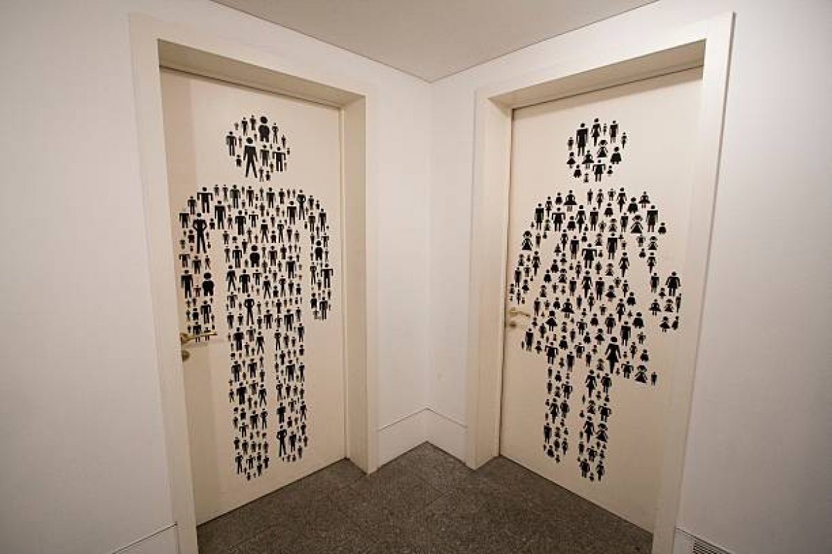 Justiça de SP determina que mulher trans constrangida a usar banheiro masculino em supermercado seja indenizada em R$ 5,5 mil