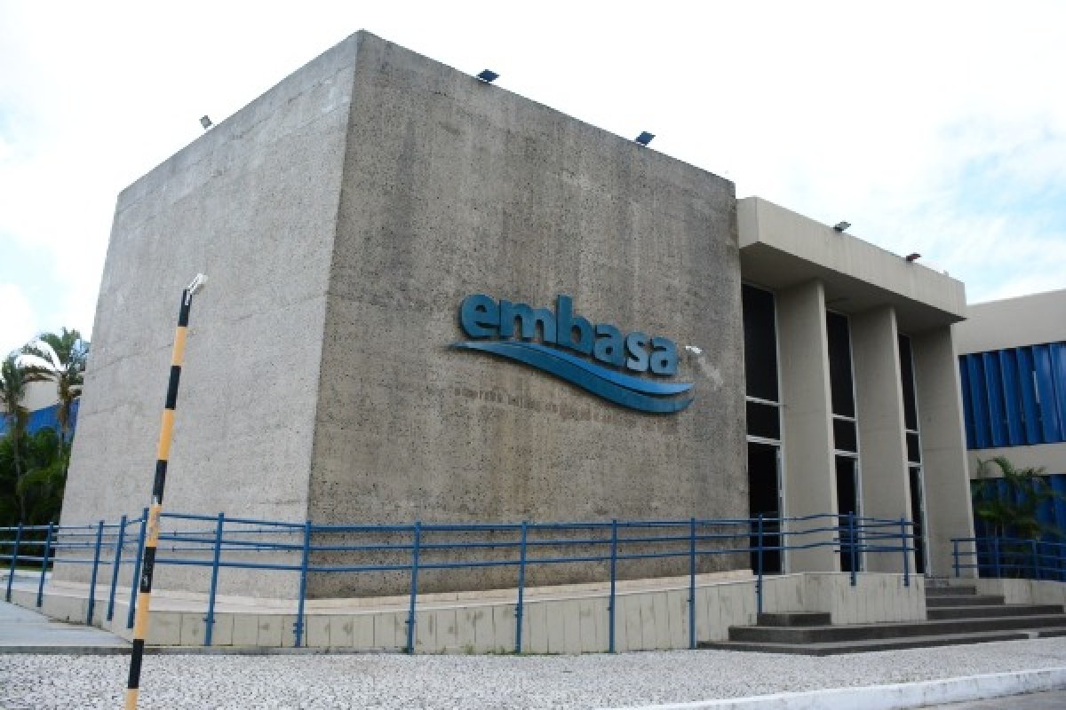 Trabalhadores que prestam serviço para a Embasa paralisaram as atividades nesta quarta-feira (10)