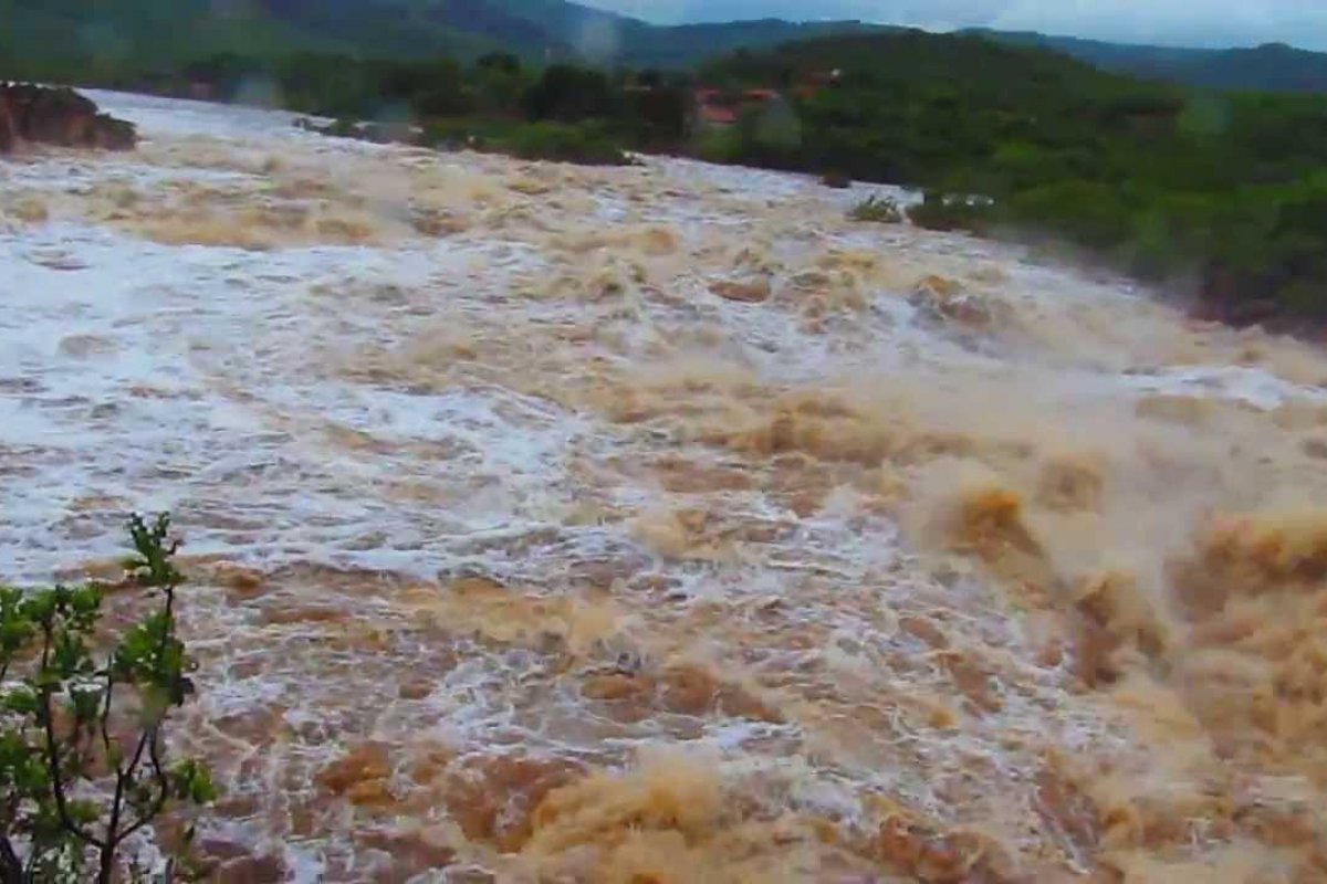 Por causa da chuva forte, açude transborda e deixa estrada interditada no interior da Bahia