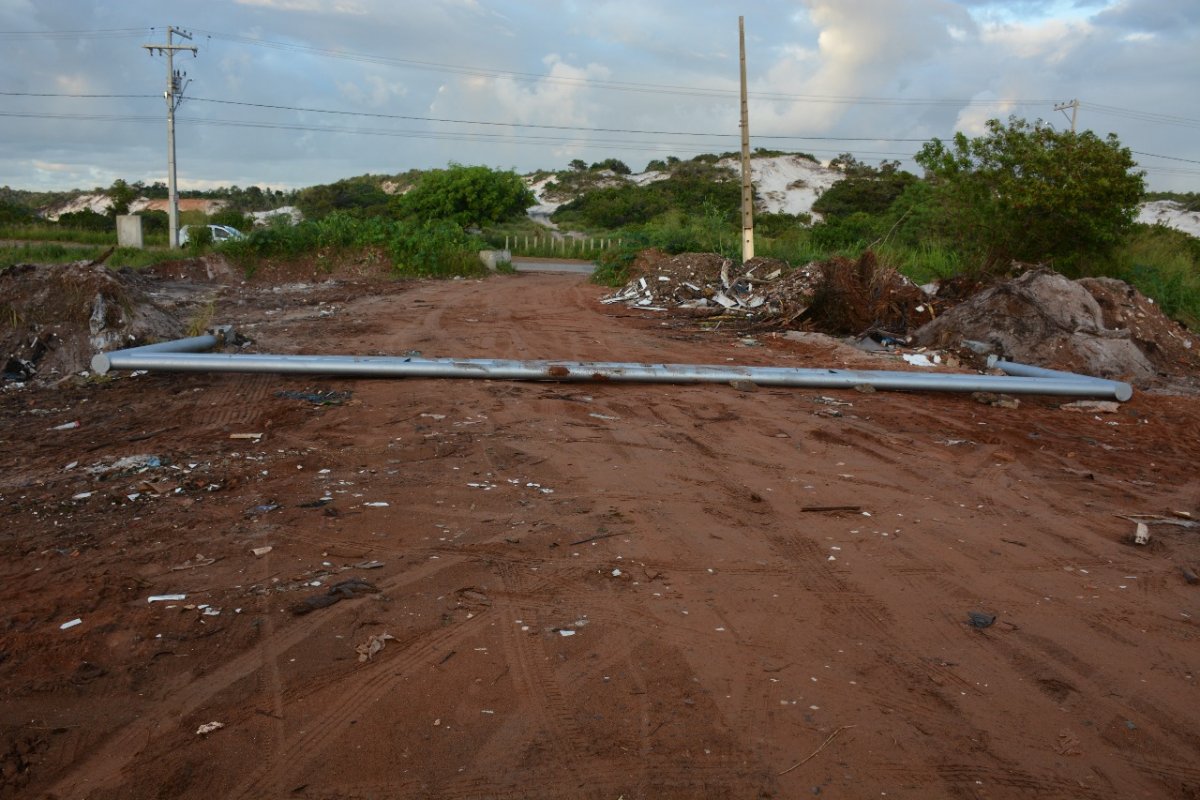 Pórtico instalado em área atingida por crimes ambientais é destruído em Camaçari