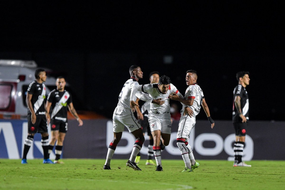 Com facilidade, Vitória bate Vasco fora de casa e fica próximo de deixar Z-4 