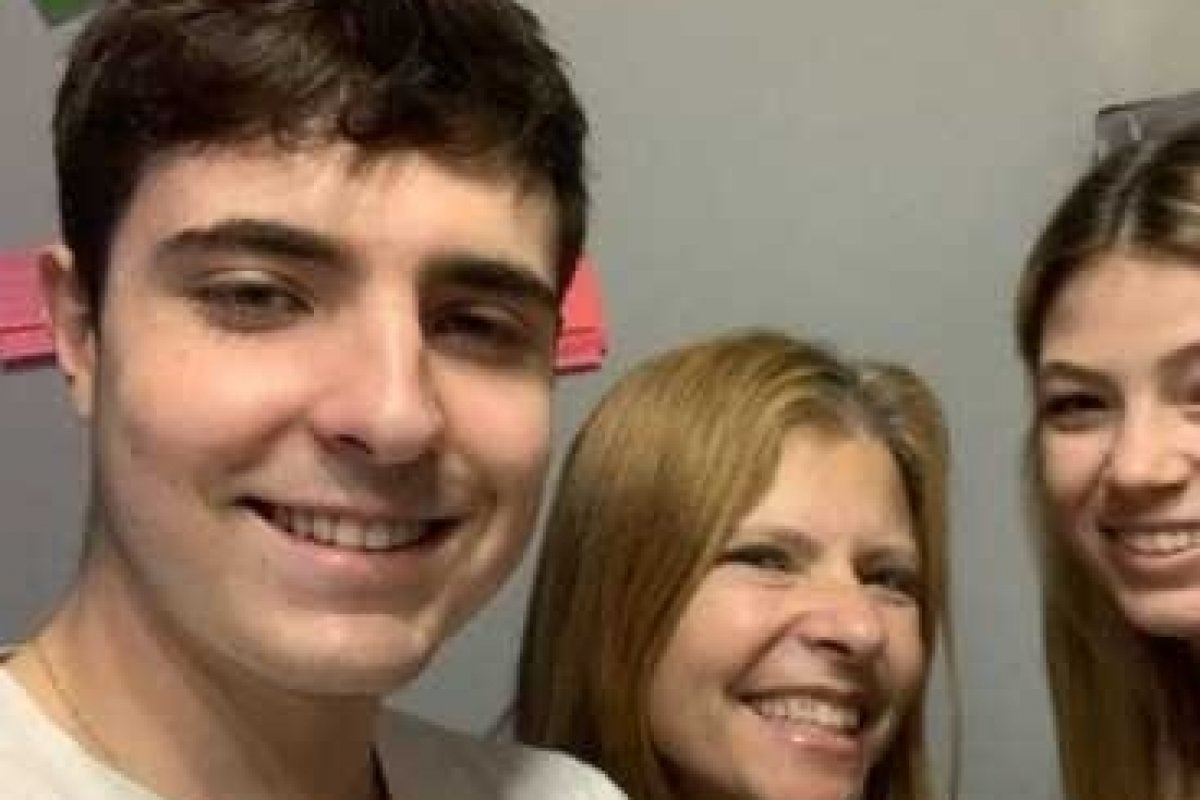 Filho de Gugu Liberato celebra 20 anos com a mãe e a namorada