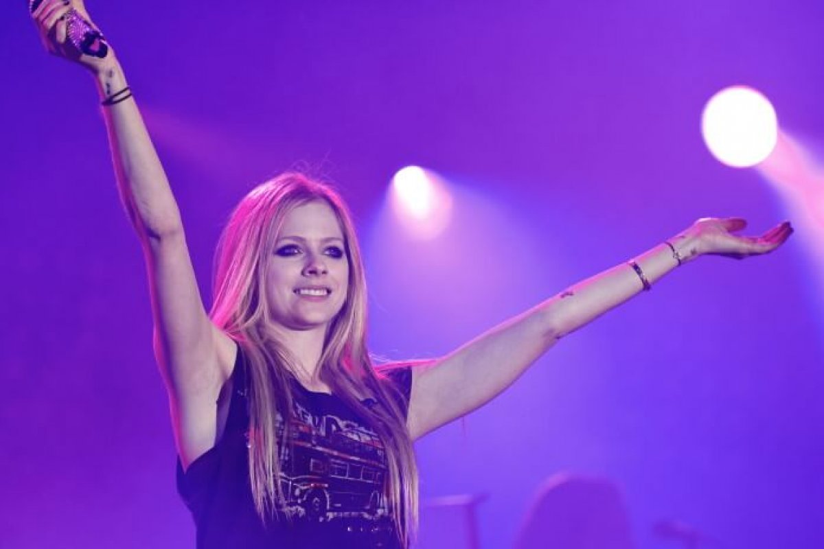 Avril Lavigne lança single 'Bite Me', com referências de pop punk