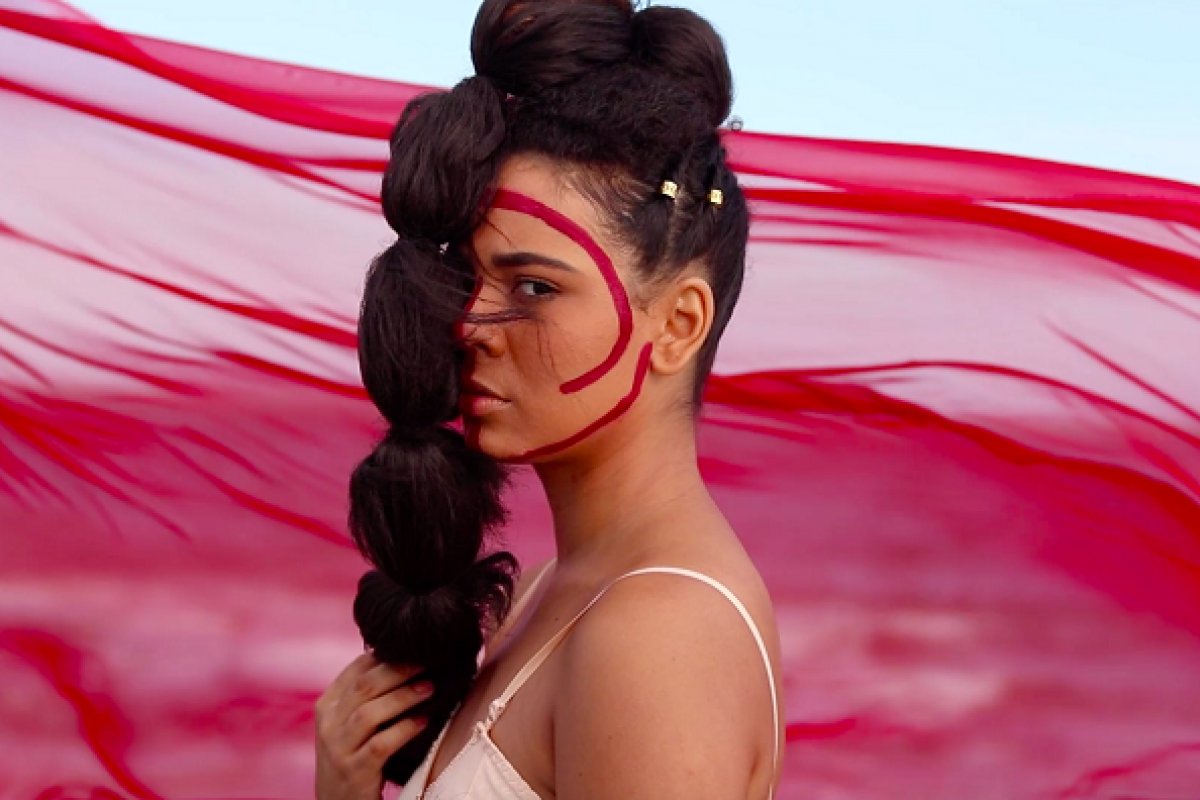 Atriz de musicais e novela, Bárbara Sut lança single e clipe “Vendaval”